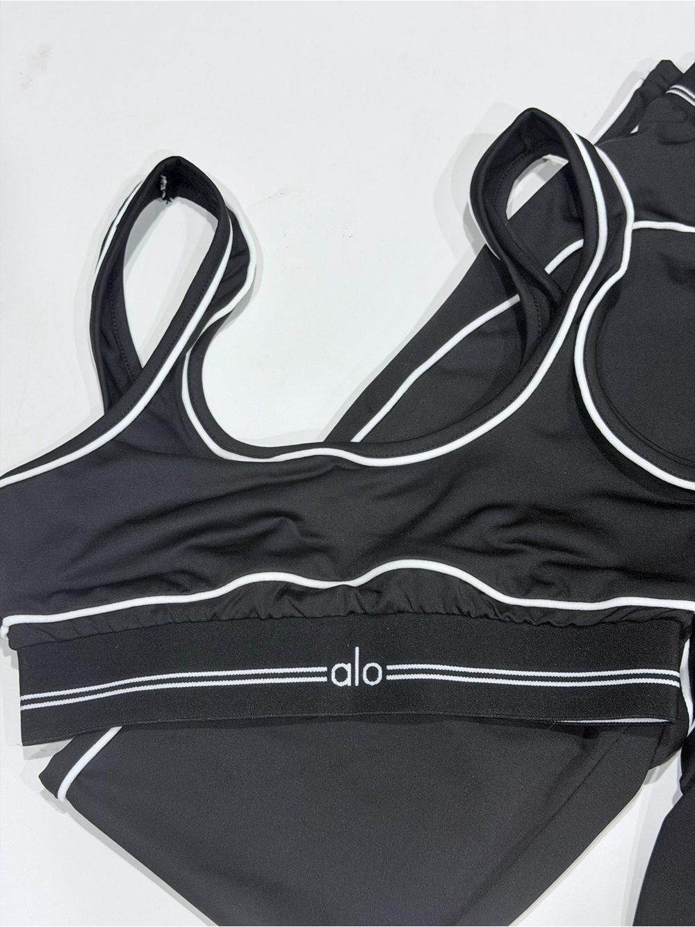 ALO Yoga Black Sports Bra and Legging Set with White Piping - Picture 4 of 6